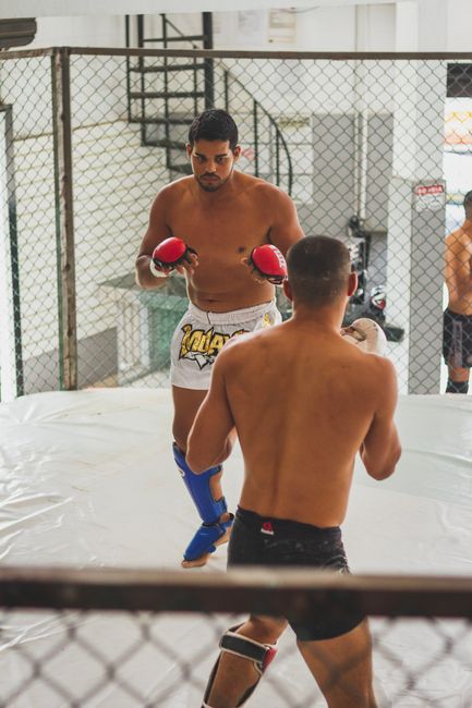 拖延真因?曝詹姆斯观望哪队能交易来欧文或浓眉