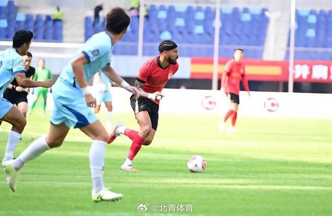 英国大师赛第二轮中断彭奇领跑 中国四强周六开球