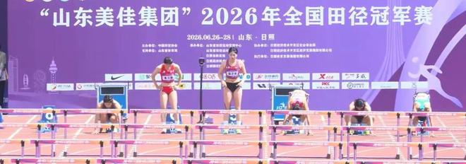 绝境逆转!郑钦文2-1翻盘萨卡里 终结单打三连败时隔39天迎复出首胜